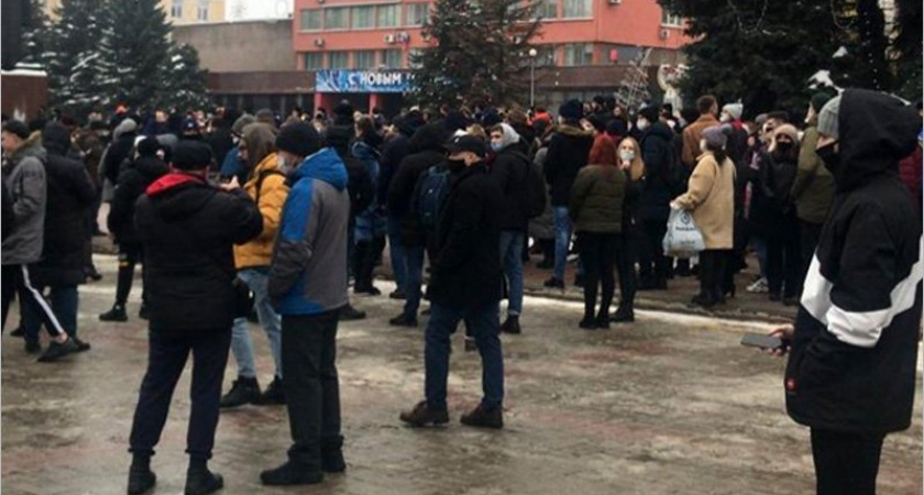 На несогласованную акцию в поддержку Навального в центре Брянска собрались около двухсот человек