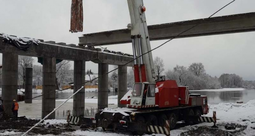 На Славянском мосту в Брянске укладывают очередной пролёт