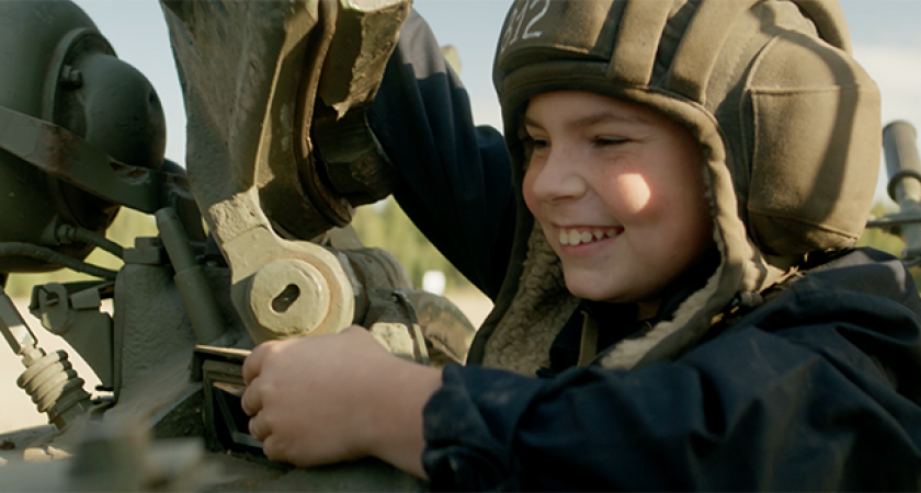 Школьник из Фокино стал героем документального сериала «Юности граница». И проехал в боевом танке