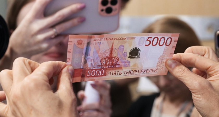 Новые купюры номиналом 5000 рублей появились в российских регионах