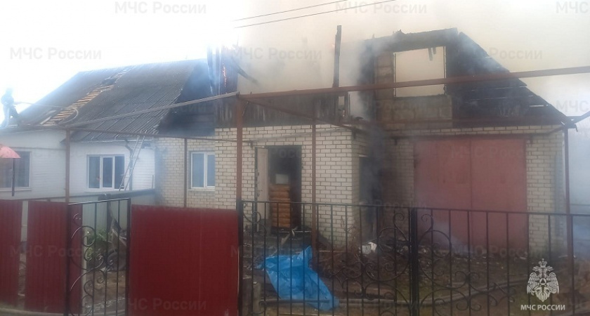 Пожар в Брянске: сгорел частный жилой дом на окраине города, жертв нет