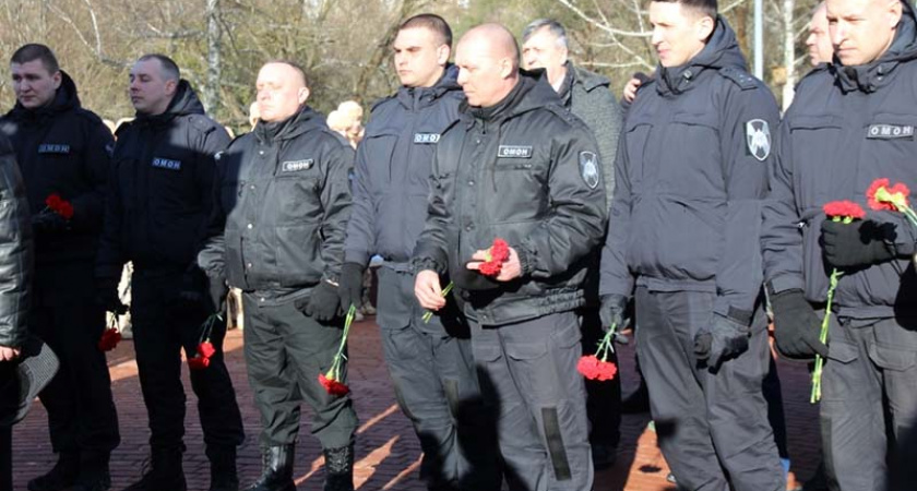 В Брянске у мемориала «Круговая оборона» почтили память десантников шестой роты