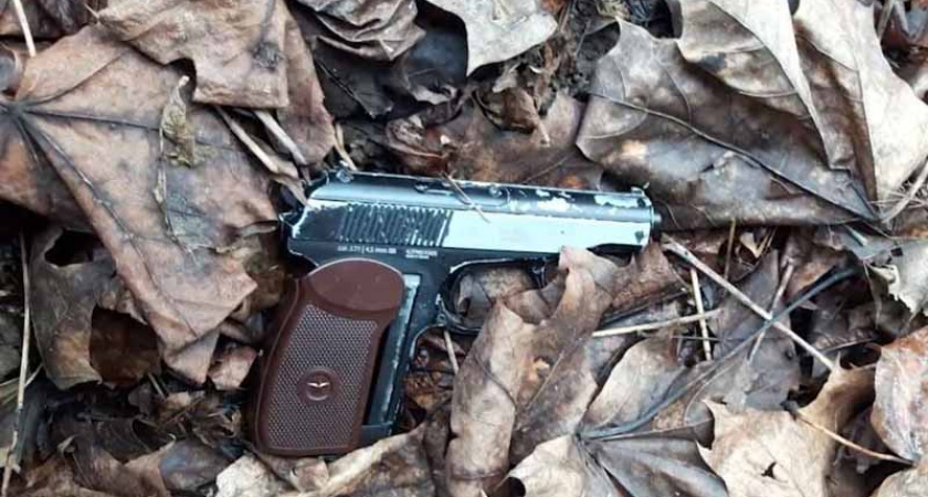 Вооружённый пистолетом налётчик за ночь ограбил АЗС и напал на киоск в Брянске