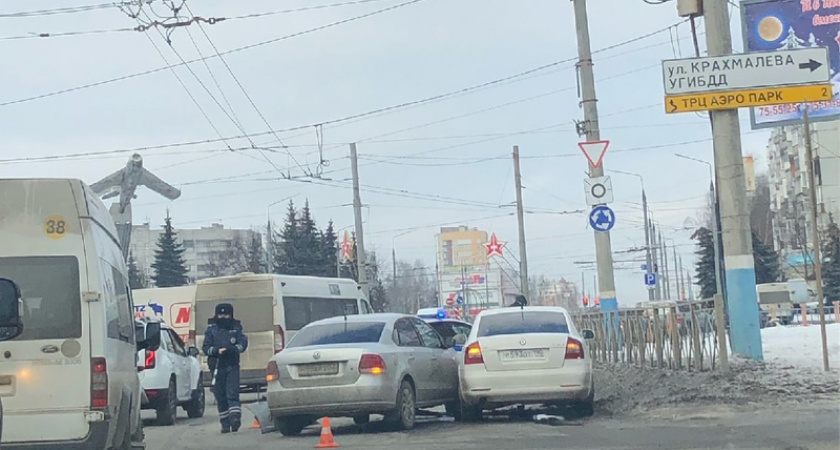 В результате столкновения иномарок на "Самолёте" пострадал молодой водитель