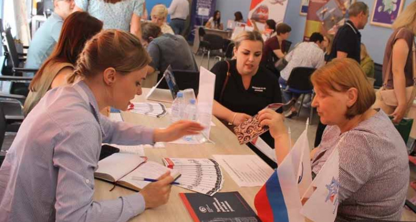 Брянский автозавод на ярмарке трудоустройства предложил жителям Брянска более 30 вакансий