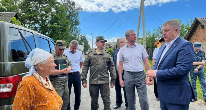 Брянский губернатор прибыл в обстрелянное утром клинцовское село. Количество повреждённых домов увеличилось до полусотни