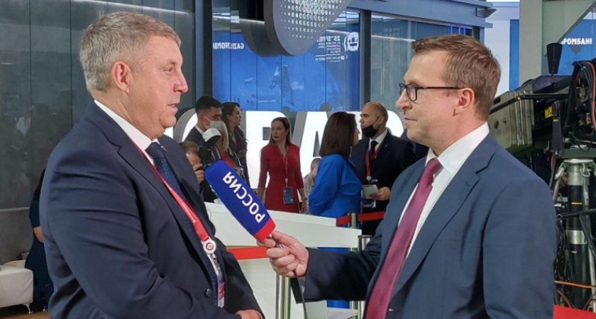 Брянский губернатор подписал на ПМЭФ-2022 соглашения с коллегами, агропромом и мусорщиками