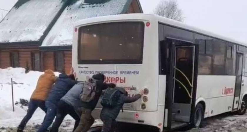 В Брянске пассажиры были вынуждены выталкивать автобус с конечной