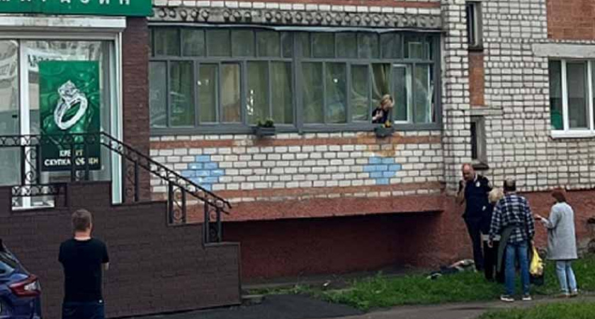В Новозыбкове из окна пятого этажа многоэтажки упал мужчина