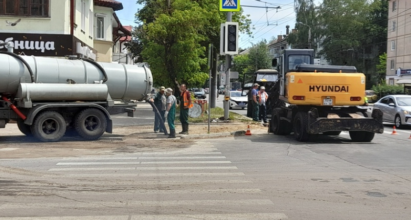Фонтан из столба на брянской улице прекращён, коммунальщики устраняют последствия прорыва коллектора