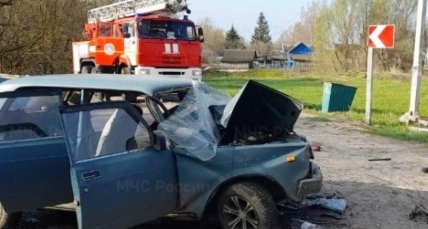 На дороге под Карачевом спасатели вырезали из легковушки зажатого водителя
