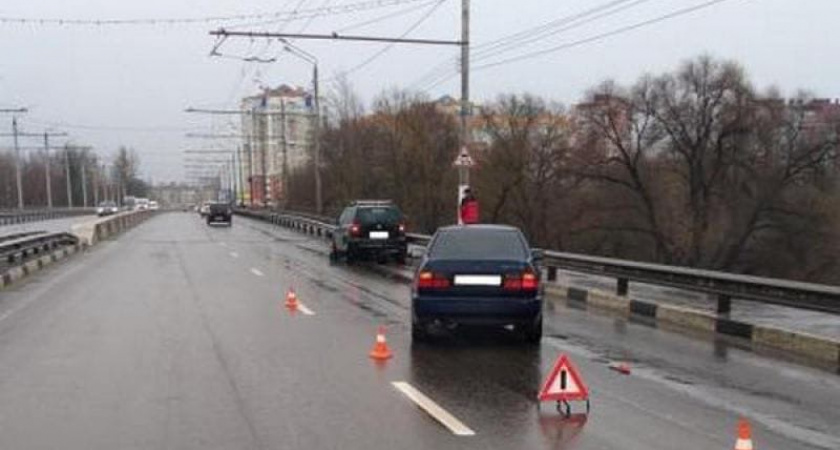 В ДТП на Первомайском мосту в Брянске автомобиль сбил своего же водителя