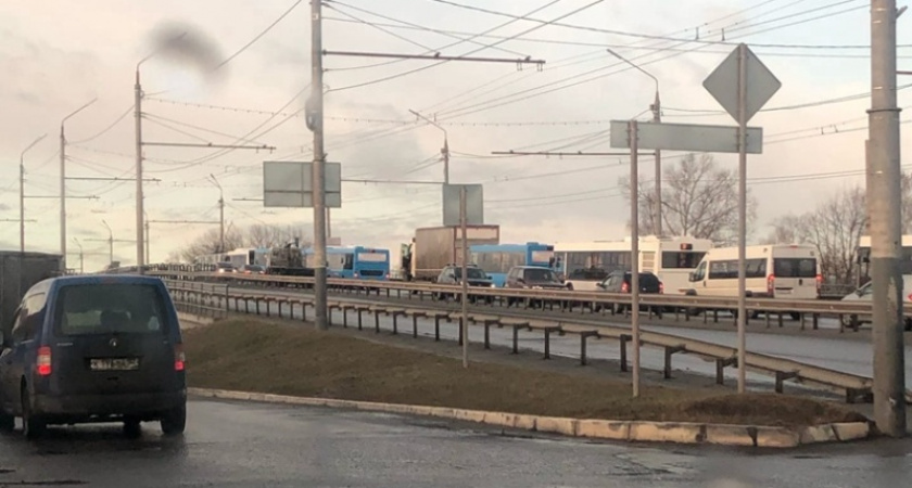 В массовое ДТП на путепроводе в Брянске попали более десятка машин