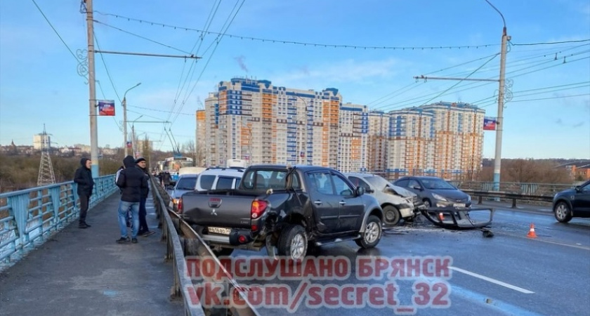 В утренних авариях на брянских мостах разбиты 17 авто и три троллейбуса