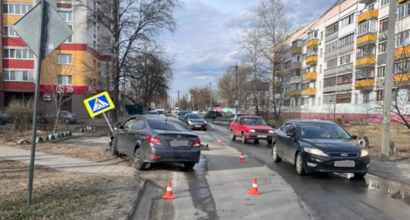 В Брянске иномарка снесла подростка на велосипеде и дорожный знак