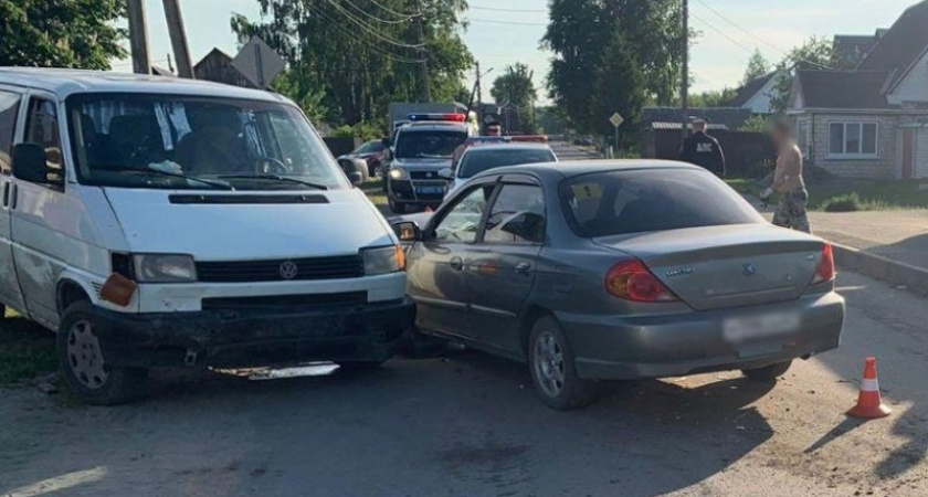 В Брянске фургон протаранил иномарку с двумя девушками. Девушки живы