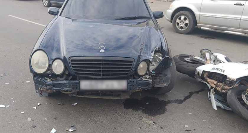 В Новозыбкове Mercedes снёс мотоциклиста