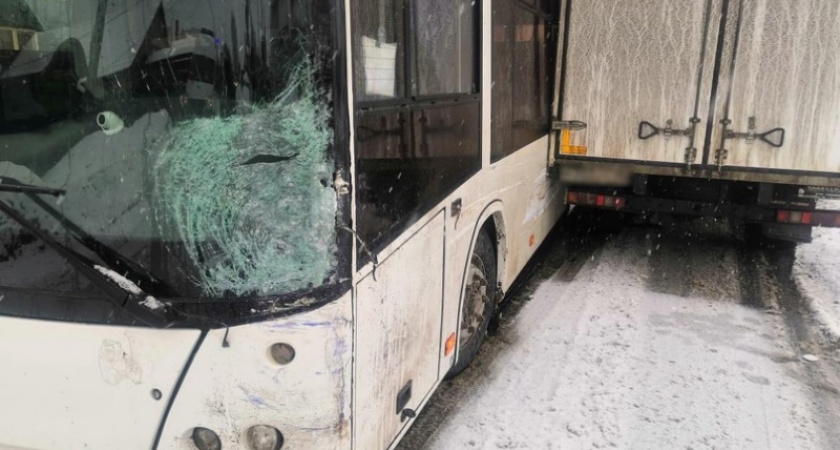 Водитель 48-го автобуса в Брянске спровоцировал ДТП. Пострадала пожилая пассажирка