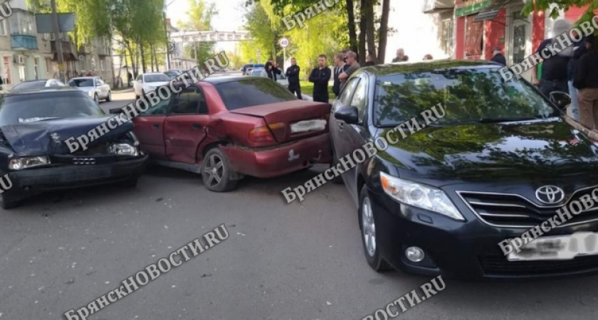 В Новозыбкове один водитель разбил три автомобиля в ДТП