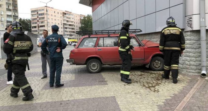 Эй, ромалэ, ай, чавалэ: цыганские дети угнали «четвёрку» и врезались в ТЦ «Айсберг»