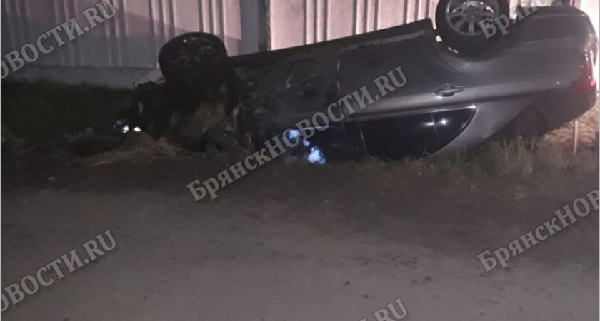 Иномарка въехала в забор следственного комитета в Новозыбкове