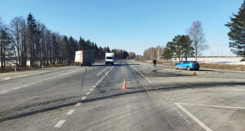 На выезде из Хмелёво на новозыбковскую трассу легковушка протаранила МАЗ