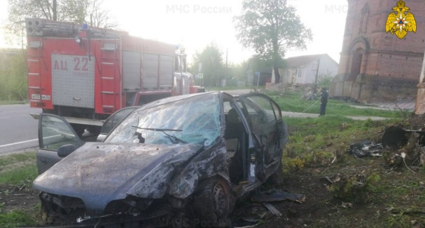 В Климовском районе спасатели «вырезали» из разбитой BMW водителя