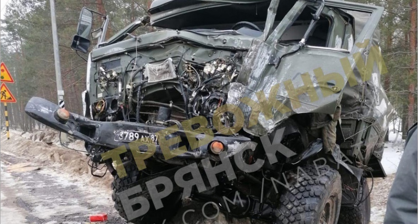 С места ДТП с военными грузовиками в Брянской области увезли двоих пострадавших