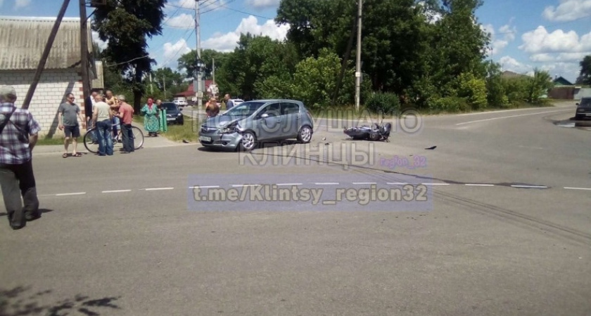 В Клинцах мотоциклист оказался под колёсами иномарки и попал в больницу с травмами головы