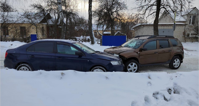 Водитель в Брянске получил травму головы на узкой, скользкой, ни разу не чищенной улице