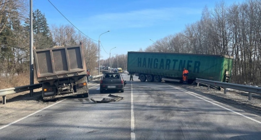 Недалеко от Жуковки водитель Largus’а стал причиной массового ДТП на смоленской трассе
