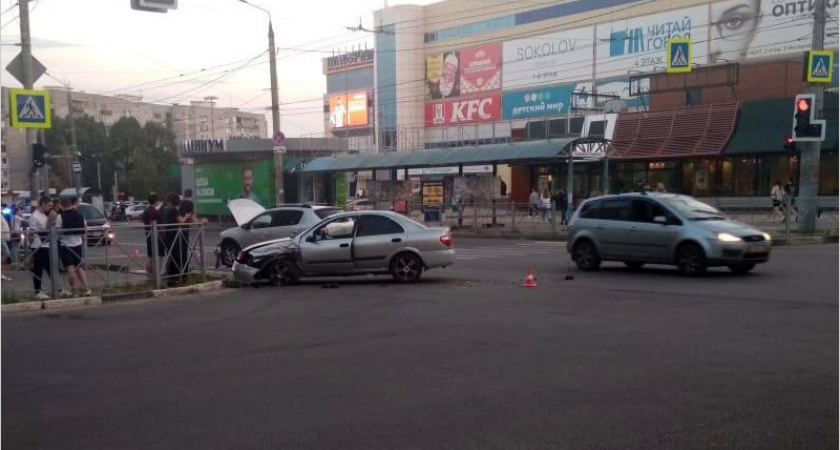 В центре Бежицы на светофоре воскресным вечером не разъехались две легковушки