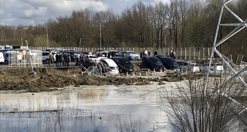 Паводок подмыл в Брянске парковку автосалона, в воду свалились шесть машин