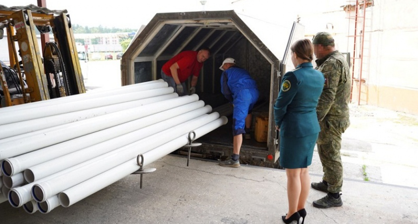 Брянские таможенники поделились с Минобороны России конфискованными полимерными трубами