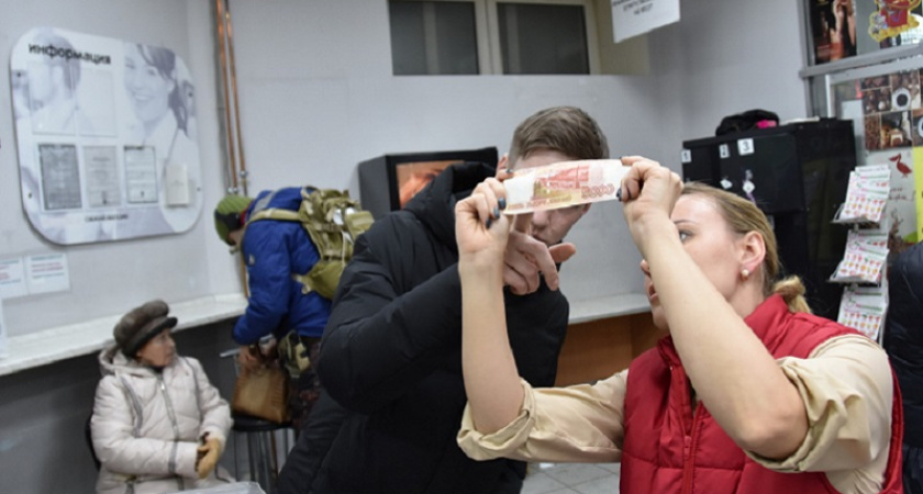 Брянские полицейские дали мастер-классы по определению «фальшивок» в 4300 магазинах