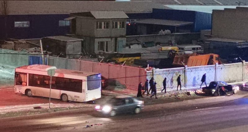 В Бежицком районе автобус с пассажирами «помял» «Жигули»