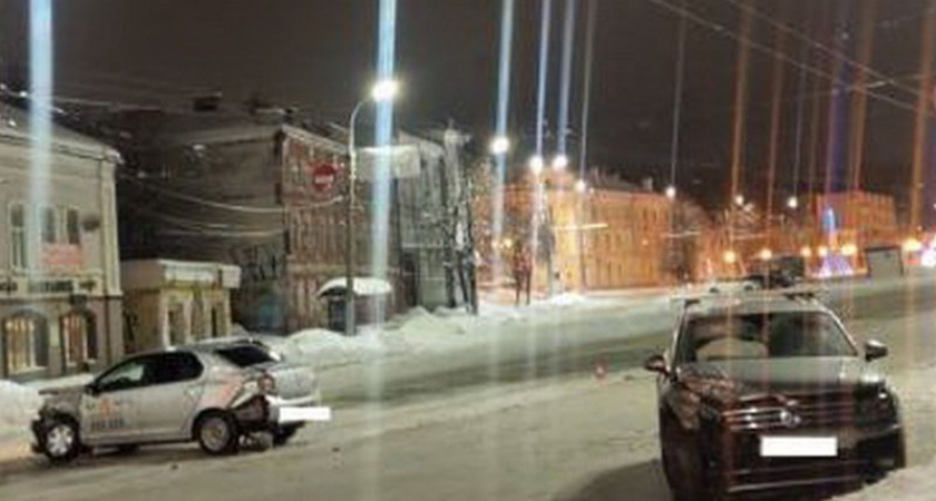В Брянске в ДТП на Калинина пострадал водитель «Городского такси». В том числе из-за нечищеной дороги