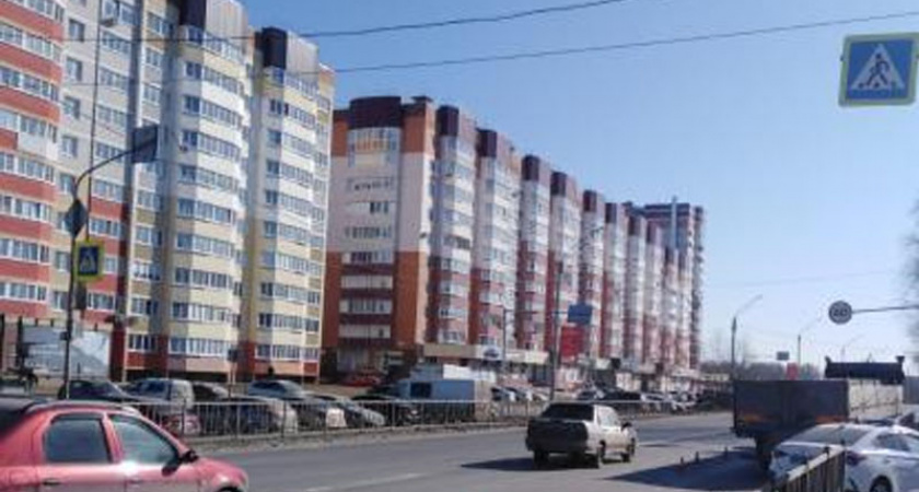 В Брянске на Флотской КамАЗ сбил на нерегулируемом переходе 18-летнюю девушку