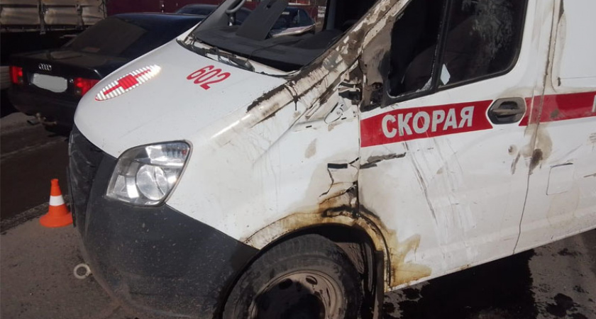 В ДТП с опрокинувшейся «Скорой» в Брянске пострадали трое пассажиров