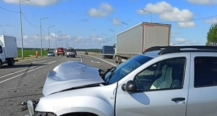 На трассе под Новозыбковом автолюбительница въехала в начинающего водителя. Пострадала 16-летняя девушка