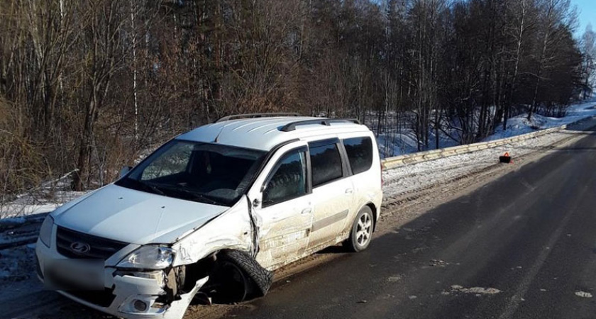 На местной дороге под Стародубом в лобовом ДТП пострадала пассажирка