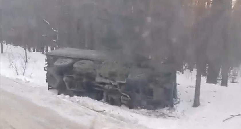 В Брянской области под Унечей опрокинулся в кювет военный грузовик