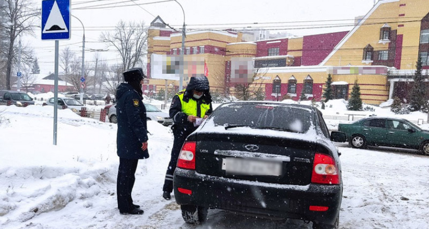 В Брянске автоинспекторы и судебные приставы ссадили с машин 12 водителей-должников