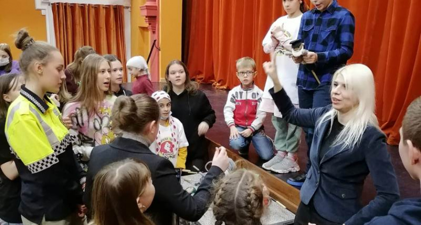 В брянском театре кукол режиссёр Янина Дрейлих организовала шоу для актива и волонтёров