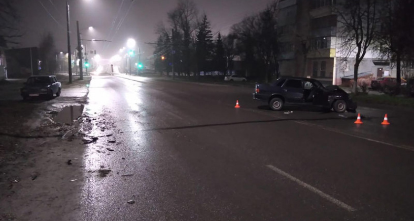 В Бежице на Литейной столкнулись две легковушки, водитель ВАЗа госпитализирован