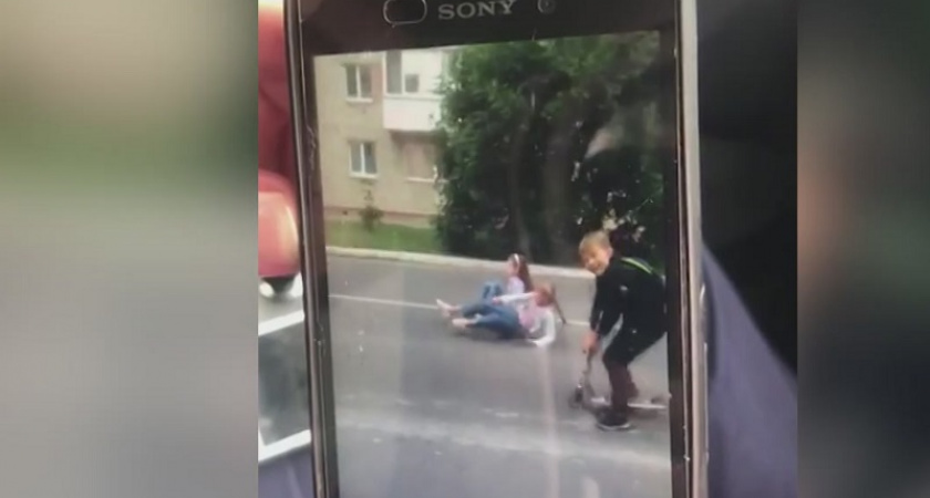 Поколение TikTokеров : брянские школьники устроили на проезжей части игры на выживание