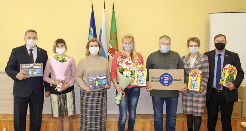 Единороссы подарили детям из Гордеевского района планшеты для учёбы