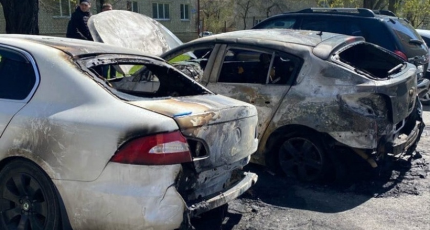 В Клинцах сгорели два легковых автомобиля