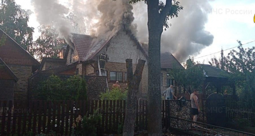 Брянские пожарные полтора часа тушили частный дом в Большом Полпино