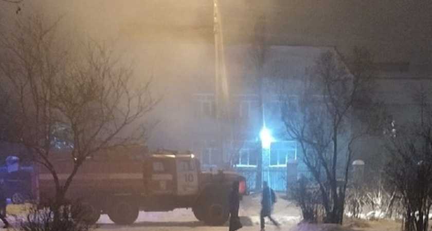 В Клинцах при пожаре в квартире погибла женщина, ещё двоих человек спасли